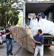 Brasília - Funcionários de empresa de mudanças retiram os pertences de Eduardo Cunha do apartamento funcional   Foto: Agência Brasil
