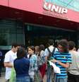 Candidatos se reúnem na frente de faculdade no centro de Sâo Paulo para a realização do Enem  Foto: Rovena Rosa/Agência Brasil