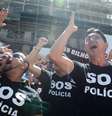 Servidores estaduais de diversas categorias fazem manifestação em frente à Assembleia Legislativa. Eles protestam contra o pacote de medidas anunciado pelo governador Luiz Fernando Pezão para enfrentar a crise financeira do estado.  Foto: Tomaz Silva/ Agência Brasil