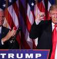 O presidente eleito dos Estados Unidos, Donald Trump, comemora a vitória junto a seu vice, Mike Pence  Foto: Getty Images