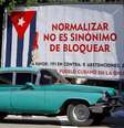 Havana: carro antigo passa em frente a cartaz alusivo ao bloqueio econômico imposto pelos Estados Unidos a Cuba  Foto: EFE