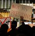 Manifestação contra a eleição de Donald Trump em frente à Trump Tower em Nova York  Foto: Getty Images