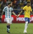 Messi (pela Argentina) e Neymar (pelo Brasil) se enfrentaram nessa quinta-feira no Mineirão pelas Eliminatórias da Copa da Rússia.  Foto: EFE