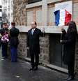 François Hollande durante descerramento de uma placa de lembrança do atentado  Foto: EFE
