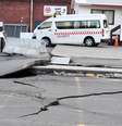 Fissuras no asfalto apareceram em estradas em torno de Center Port, em Wellington, na Nova Zelândia, após o terremoto  Foto: EFE