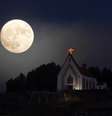 Superlua é vista por trás da igreja de Nossa Senhora da Conceição no norte de Portugal  Foto: EFE
