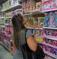 O levantamento mostrou que 41% dos entrevistados farão bicos para aumentar a renda e comprar mais presentes ou presentes melhores no Natal  Foto: Fernando Frazão/Agência Brasil