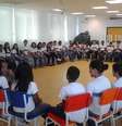 Escola André Urani, na Rocinha, não possui turmas tradicionais: estudantes participam em conjunto das atividades  Foto: Deutsche Welle