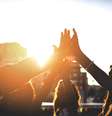 Apostar na felicidade do próximo é sempre o melhor caminho  Foto: martin-dm  / iStock