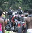 Policiais fazem revistas e apreendem suspeitos na Cidade de Deus.  Foto: Marcos Vidal/Futura Press