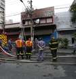 Até as 15h30 os bombeiros trabalhavam no rescaldo do incêndio e recolhiam material que pudesse indicar as causas do fogo.   Foto: Newton Menezes/Futura Press