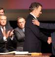 Juan Manuel Santos, presidente da Colômbia, e Timochenko, líder das Farc  Foto: EFE