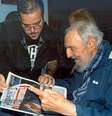 Foto do dia 23 de janeiro divulgada pelo site cubano Cubadebate em 3 de fevereiro. Na imagem, Fidel Castro lê um jornal durante encontro com o líder estudantil Randy Perdomo Garcia  Foto: Agência Brasil
