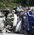 Equipes de resgate procuram vítimas entre os destroços do avião da Chapecoense  Foto: Agência Brasil