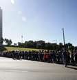 Cubanos fazem fila para prestar a última homenagem a Fidel Castro na Praça da Revolução.  Foto: EFE