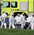 Equipe trabalha na remoção dos corpos das vítimas da queda do voo que levava a equipe da Chapecoense à Colômbia  Foto: EFE