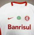 Camisa do Inter com o escudo da Chapecoense que será utilizada pelos jogadores colorados na última rodada do Brasileirão  Foto: Ricardo Duarte/Internacional