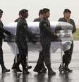Militares conduzem caixão com corpo de uma das vítimas do acidente aéreo com avião da Chapecoese  Foto: Renato Padilha/Futura Press
