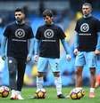 Jogadores do Manchester City entraram em campo para o aquecimento vestindo camisetas pretas com o escudo da Chapecoense e a frase #ForçaChape  Foto: Getty Images