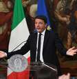 Apesar de ter anunciado sua renúncia, Matteo Renzi ficará por mais algum tempo no cargo a pedido do presidente italiano  Foto: EFE