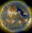 O Observatório de Dinâmica Solar da Nasa faz imagens como esta - com luz ultravioleta - em que a nossa estrela mais próxima parece uma joia.  Foto: NASA