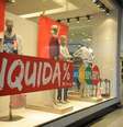 Itaboraí (RJ) - Loja do shopping Itaboraí Plaza em liquidação. O desemprego aumentou após a redução das obras do Comperj ()  Foto: Agência Brasil