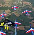 Francês Yves Rossy é piloto e inventor de um propulsor a jato; ele acaba de voar junto com outros 'homens-pássaros' e com os Alphajets (caças leves) da França.  Foto: BBC Brasil/Reprodução