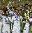 Real Madrid ergue o troféu de campeão no Mundial de Clubes da Fifa  Foto: Reuters