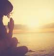 Medite e ore para que o próximo ano seja repleto de boas energias, amor e prosperidade  Foto: KristinaJovanovic  / iStock