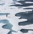 Guarda Costeira dos Estados Unidos recupera suprimentos soltos por pára-quedas no Oceano Ártico  Foto: Kathryn Hansen / Nasa via Reuters