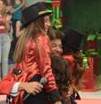Rodrigo Faro recebe surpresa das três filhas em programa de Natal, no próximo domingo, dia 25 de dezembro de 2016  Foto: Divulgação, Antonio Chahestian/Record / PurePeople