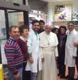 Papa Francisco foi atencioso com funcionários da loja e outros consumidores, posando para fotos e conversando com eles  Foto: Reprodução/Twitter