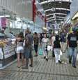 Consumidores fazem compras em supermercado  Foto: Agência Brasil