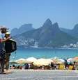 Em dia de alta temperatura, cariocas e turistas enchem praias da zona sul da cidade  Foto: Agência Brasil