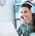 Muita gente diz que escutar música permite às pessoas trabalhar melhor.  Foto: Thinkstock