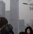 Moradores usam máscara para tentar amenizar efeitos da fumaça na capital chinesa   Foto: Getty Images