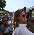 Françoise Amiridis, mulher do embaixador da Grécia no Brasil, Kyriakos Amiridis, chega à Delegacia de Homicídios da Baixada Fluminense (DHBF), em Belford Roxo (RJ), na manhã desta sexta-feira (30).  Foto: José Lucena/Futura Press
