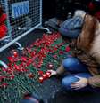 Pessoas depositam flores e velas em barreira em frente à boate Reina onde aconteceu o ataque terrorista no Ano-Novo.  Foto: EFE