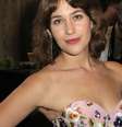 A atriz Lola Kirke dividiu opiniões ao postar um vídeo em que aparece com as axilas peludas em seu Instagram neste domingo, 8 de janeiro de 2017  Foto: Getty Images / PurePeople