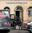 Policiais entram na cadeia pública de Manaus para onde alguns presos foram realocados depois da rebelião.   Foto: Reuters