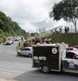 Carros do IML em frente ao Complexo Prisional Anísio Jobim (Compaj), em Manaus   Foto: Agência Brasil