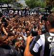 Torcida recepciona Montillo em sua chegada em Coronel Severiano, no Rio de Janeiro  Foto: Reprodução/Facebook/Botafogo