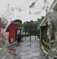 Visão por meio de buraco de bala em sala da direção do Compaj, em Manaus; situação no sistema ainda é de 'caos', diz secretário   Foto: Felipe Souza / BBC News Brasil