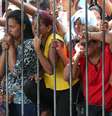 Familiares de presos aguardam por informações em frente à Cadeia Pública Desembargador Raimundo Vidal Pessoa, em Manaus  Foto: Reuters