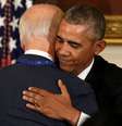 Barack Obama abraça Joe Biden após conceder a Medalha da Liberdade ao seu vice-presidente  Foto: Reuters