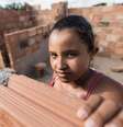 Paula Martins da Silva, moradora da ocupação Dandara, em Belo Horizonte, integra turma atual de projeto que ensina mulheres a planejar e executar reformas em casa  Foto: Bruno Figueiredo / BBC News Brasil