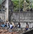Presos subiram no telhado da penitenciária que foi palco de uma rebelião que durou cerca de 14 horas  Foto: Agência Brasil
