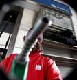 O preço da gasolina depende de muitos fatores, como os subsídios ou impostos governamentais  Foto: Reuters