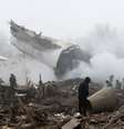 Equipes de resgate trabalham no local da queda de um avião de carga no Quirguistão.  Foto: Reuters