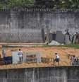 Detentos voltam a subir nos telhados da penitenciária de Alcaçuz, em Natal  Foto: Agência Brasil